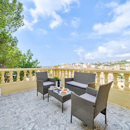 Monique - Le Luxe Proche De La