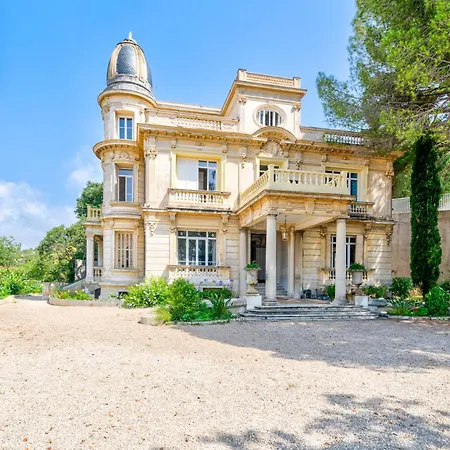 Monique - Le Luxe Proche De La