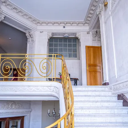 Monique - Le Luxe Proche De La